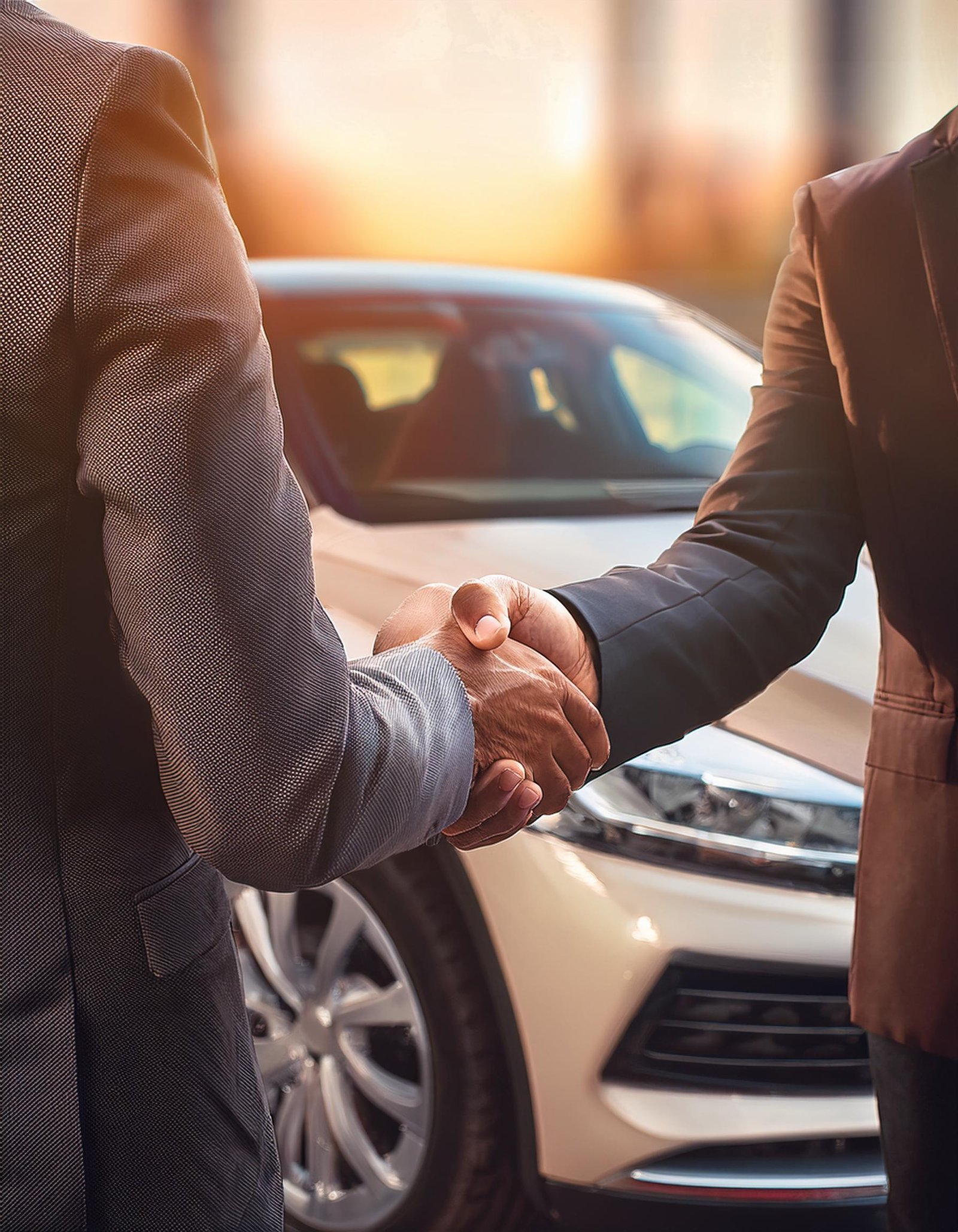 Firefly manos cerrando un trato con un auto por detras 13901